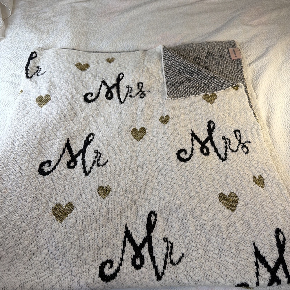 David Tutera Vintage Mr &Mrs Heart Throw Blanket